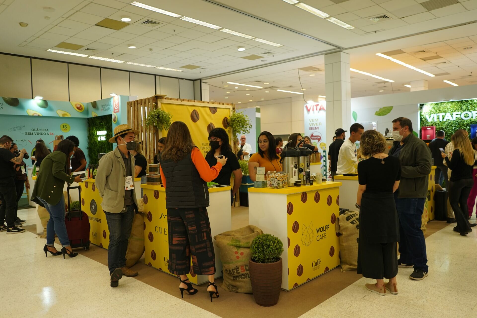 Imersão sensorial Nos dois dias do evento, 9 produtores selecionados de cafés orgânicos, biodinâmicos, especiais e de agrofloresta expuseram seus produtos e contaram um pouco de sua história. Foi o momento perfeito para que nutricionistas, food designers, P&Ds e varejistas se apaixonassem (ainda mais) por esse sabor tão tipicamente brasileiro. O Homenageado do ano de 2022 recebeu os produtores Amor Expresso, Aura Café, Colheita das Alegrias, Cuesta Café, Kento Café, Cafezoca, Coronel Café, Bello Grão e Wolf Café.